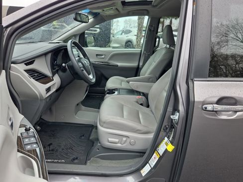Used 2017 Toyota Sienna XLE w/ XLE Navigation Package image 4