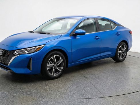 Used 2025 Nissan Sentra SV image 3