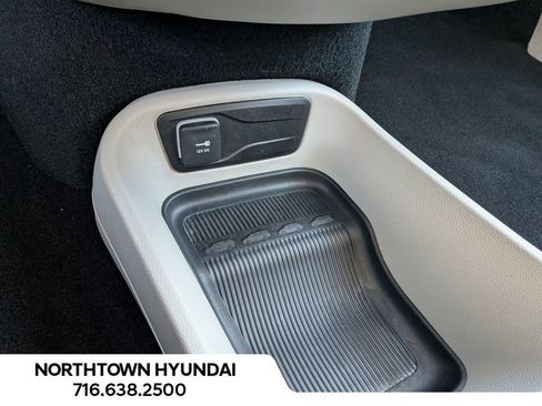 Used 2024 Chrysler Pacifica Touring-L image 19