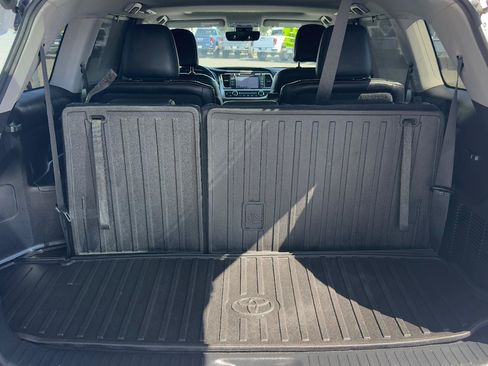 Used 2019 Toyota Highlander SE w/ Nightshade Edition AWD/4WD image 7