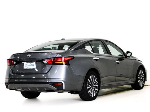 Used 2024 Nissan Altima 2.5 SV FWD image 6