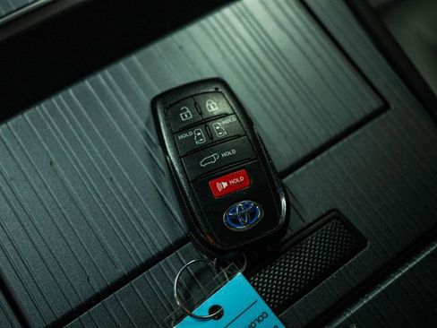 Used 2025 Toyota Sienna XLE w/ XLE Plus Package image 24