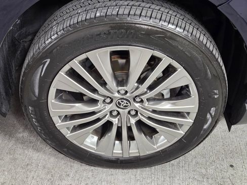 Used 2021 Toyota Venza Limited w/ Advanced Technology Package image 10