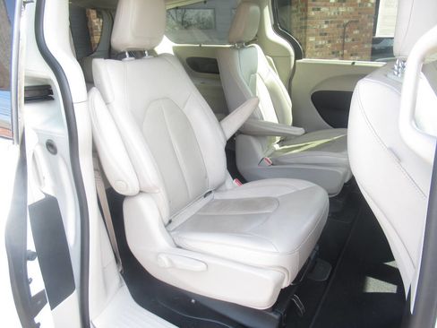 Used 2021 Chrysler Pacifica Touring-L FWD image 6