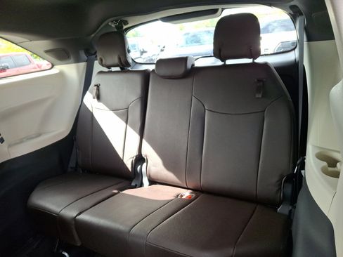 Certified 2023 Toyota Sienna Platinum image 10