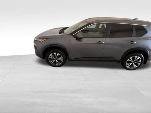 Used 2023 Nissan Rogue SV image 2