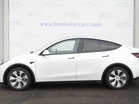 Used 2022 Tesla Model Y Long Range image 8