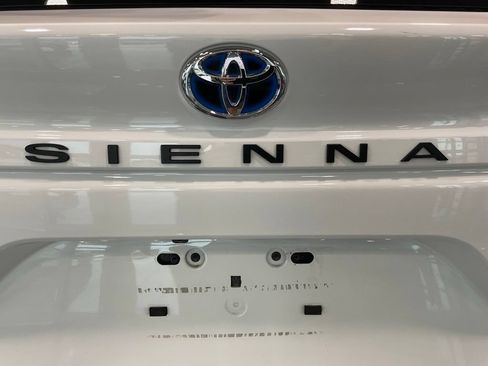 Certified 2025 Toyota Sienna LE FWD image 25