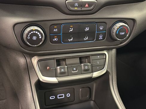 Used 2024 GMC Terrain SLE AWD/4WD image 38