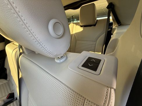 Used 2025 Land Rover Discovery S image 28