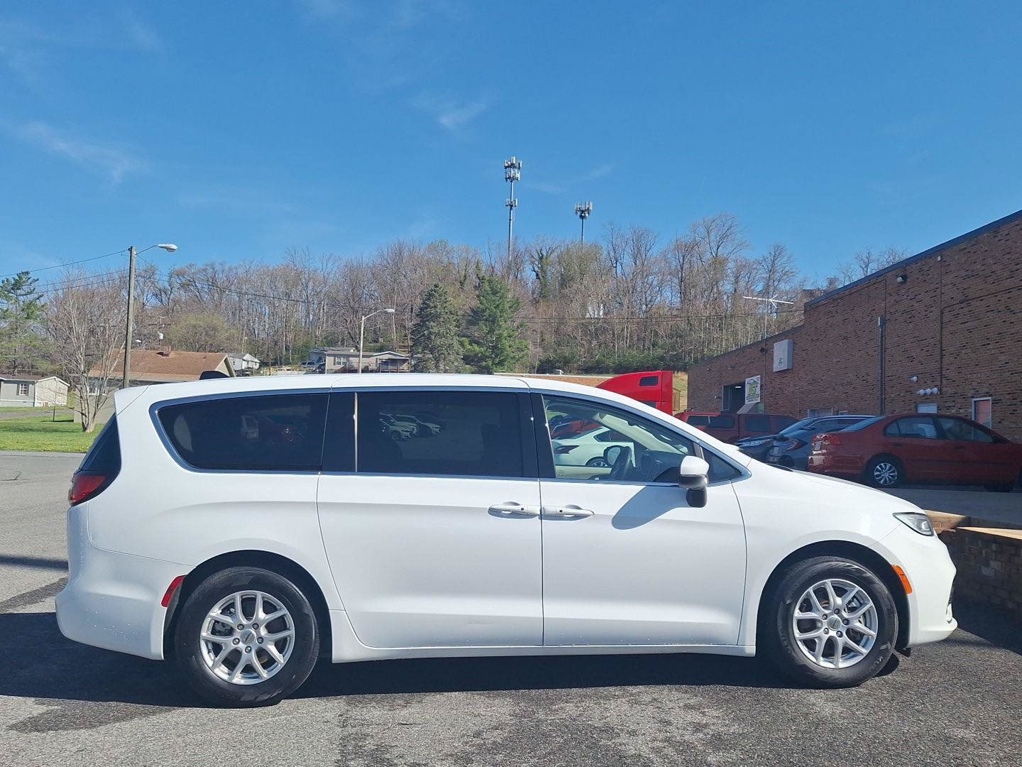 Used 2023 Chrysler Pacifica Touring-L FWD image 2