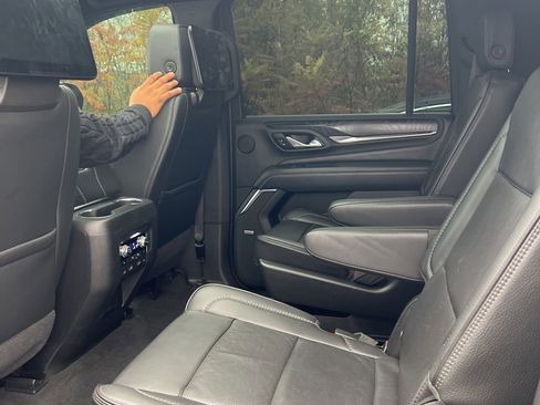 Used 2021 GMC Yukon XL Denali w/ Denali Premium Package image 12