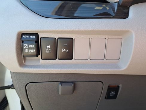 Used 2020 Toyota Sienna Limited image 28