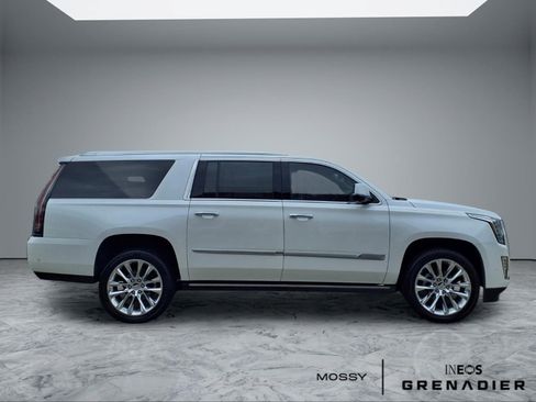 Used 2019 Cadillac Escalade ESV Premium Luxury image 8