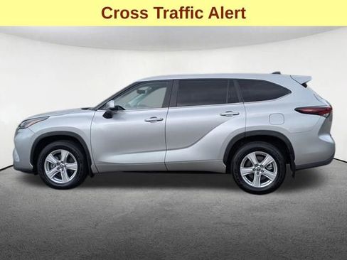 Used 2024 Toyota Highlander LE AWD/4WD image 8