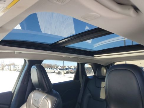 Used 2021 Jeep Cherokee Limited image 32