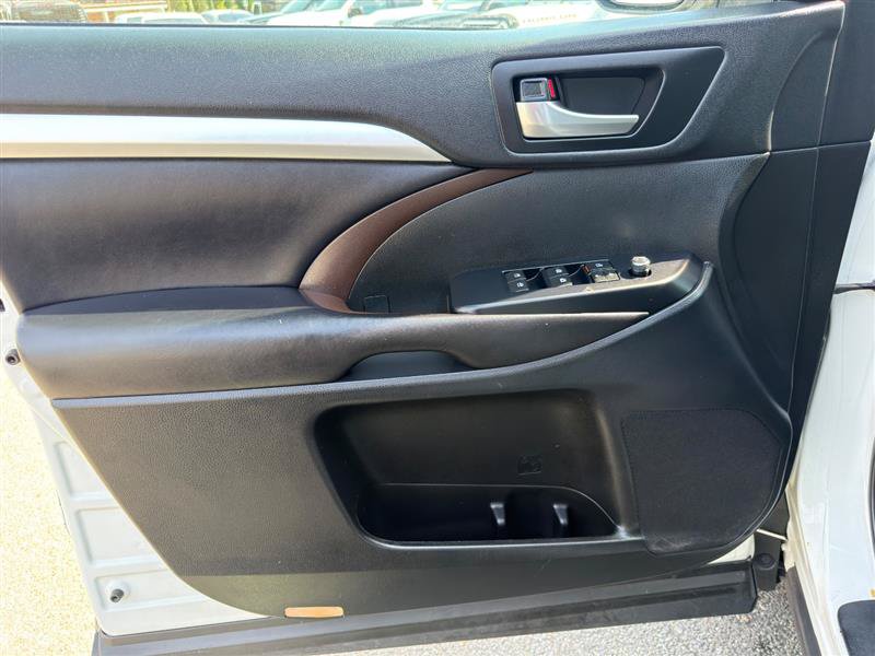 Used 2019 Toyota Highlander XLE AWD/4WD image 14