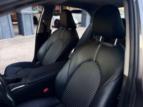 Used 2020 Toyota Camry SE image 11