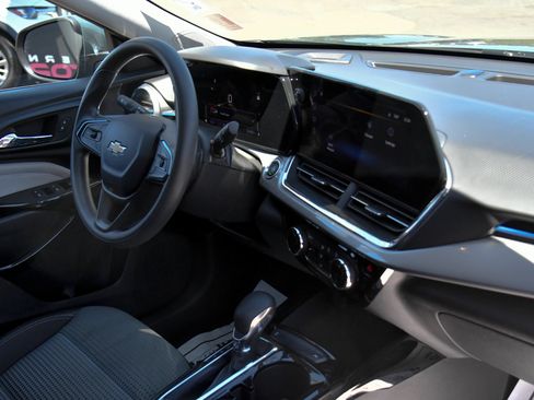 Used 2025 Chevrolet Trax LT FWD image 43
