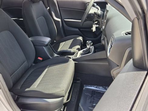 Used 2025 Hyundai Venue SE FWD image 15