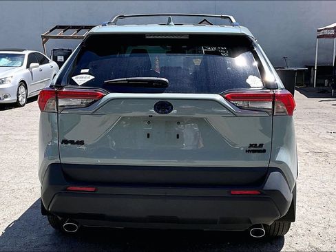 Used 2022 Toyota RAV4 XLE Premium AWD/4WD image 5
