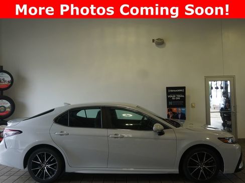 Used 2024 Toyota Camry SE FWD image 2