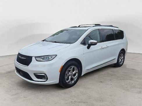 Used 2023 Chrysler Pacifica Limited AWD/4WD image 1