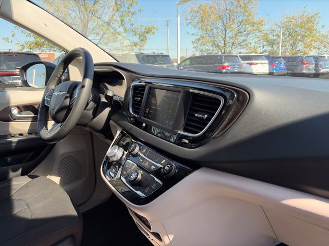 Used 2023 Chrysler Voyager LX FWD image 32