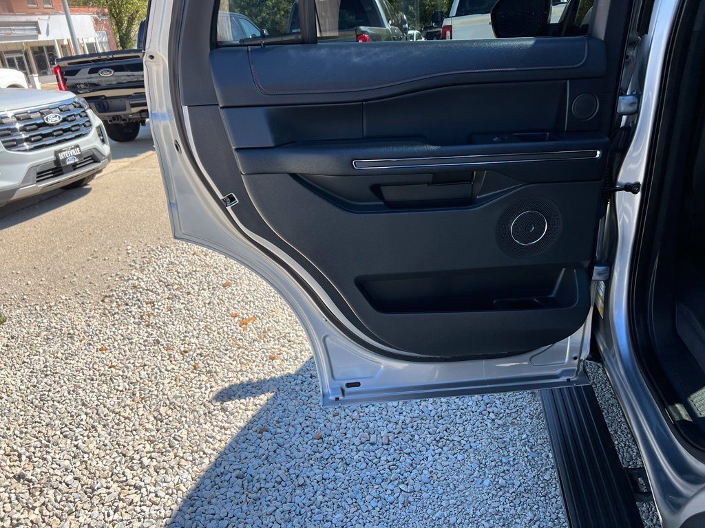 Used 2022 Ford Expedition Limited AWD/4WD image 16