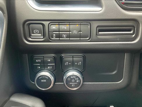 Used 2023 GMC Yukon XL SLT w/ SLT Luxury Package AWD/4WD image 36