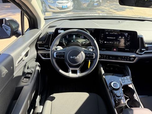 Used 2025 Kia Sportage LX image 2