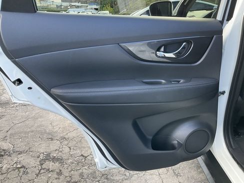 Used 2018 Nissan Rogue SV image 32