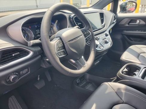 New 2027 Chrysler Pacifica Select AWD/4WD image 7