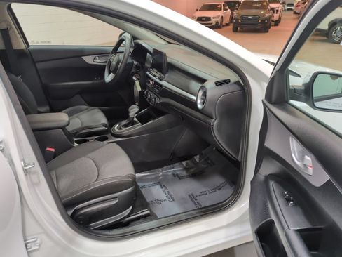 Certified 2023 Kia Forte LXS w/ LXS Technology Package FWD image 9
