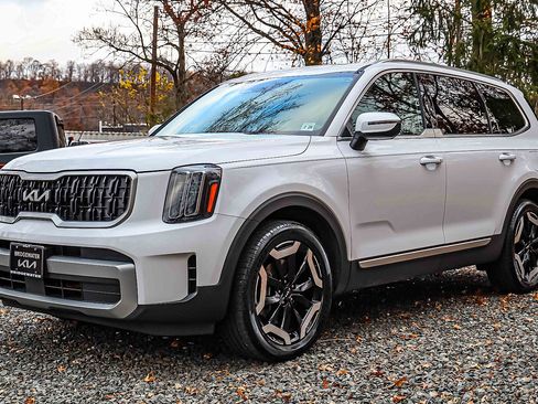 Certified 2023 Kia Telluride EX w/ EX Captain's Chair Package image 3