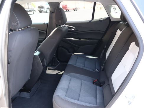 Used 2025 Chevrolet Trax LS w/ LS Convenience Package FWD image 17