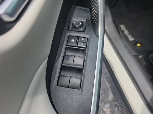 Used 2020 Toyota RAV4 XLE FWD image 14