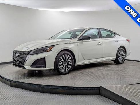 Used 2025 Nissan Altima 2.5 SV image 2