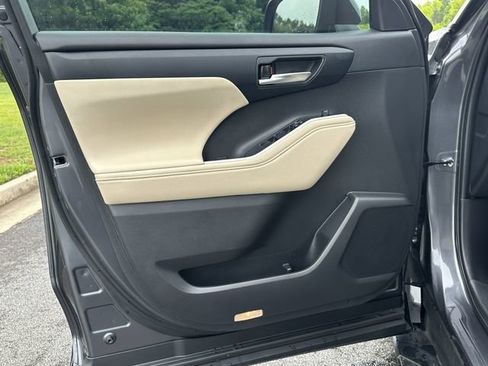Used 2024 Toyota Highlander XLE FWD image 12