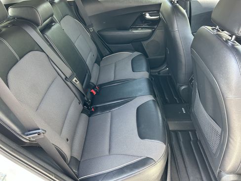 Used 2022 Kia Niro EX w/ Cold Weather Package FWD image 11