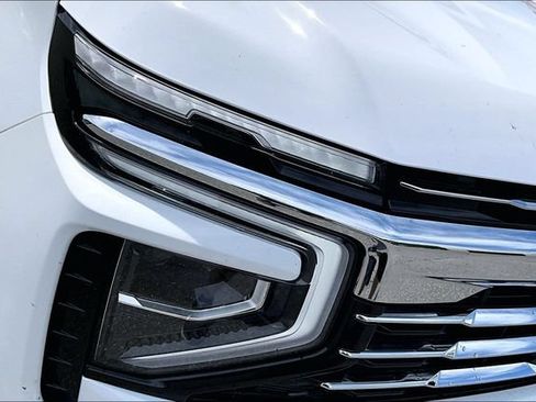 Used 2025 Chevrolet Suburban LT AWD/4WD image 30