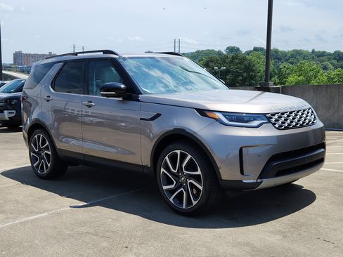 Used 2025 Land Rover Discovery S image 10