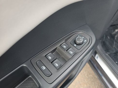 Certified 2025 Volkswagen Taos SE image 12