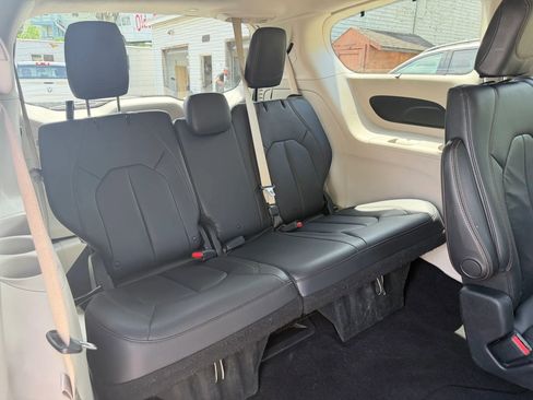 Used 2017 Chrysler Pacifica Touring-L image 68