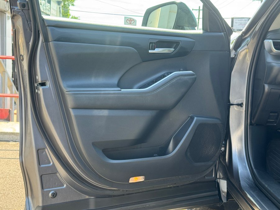 Used 2021 Toyota Highlander XLE AWD/4WD image 21