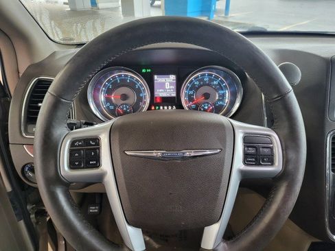 Used 2013 Chrysler Town & Country Touring-L w/ Driver Convenience Group image 3