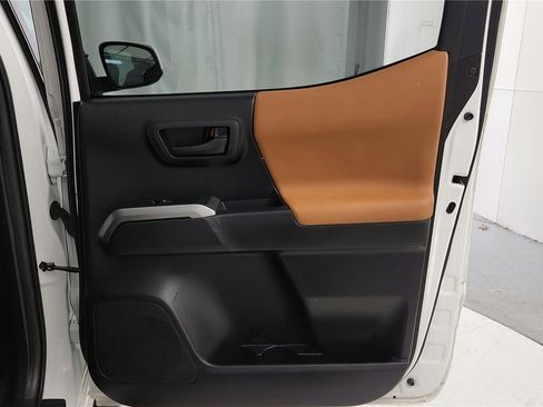 Used 2020 Toyota Tacoma SR5 image 15