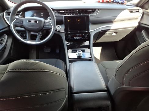 Used 2025 Jeep Grand Cherokee Laredo X w/ Luxury Tech Group I image 8