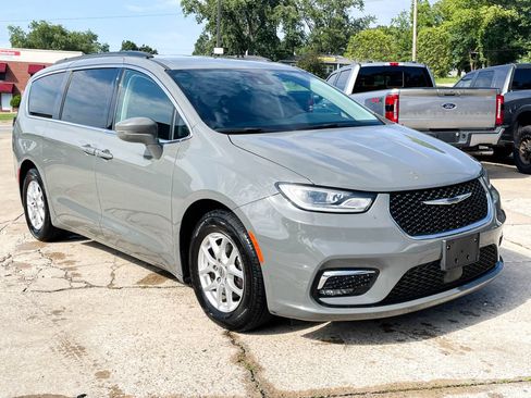 Used 2022 Chrysler Pacifica Touring-L FWD image 2