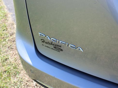 Used 2021 Chrysler Pacifica Touring-L FWD image 8